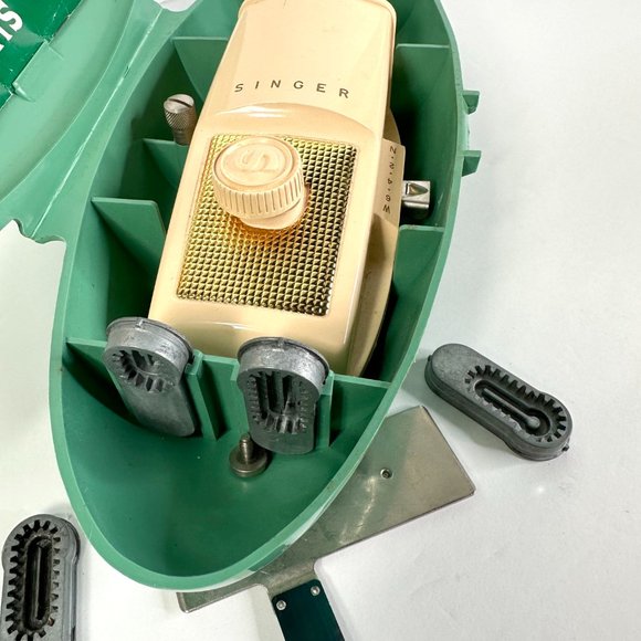 Singer Buttonholer in Case with Cams - Picture 7 of 16